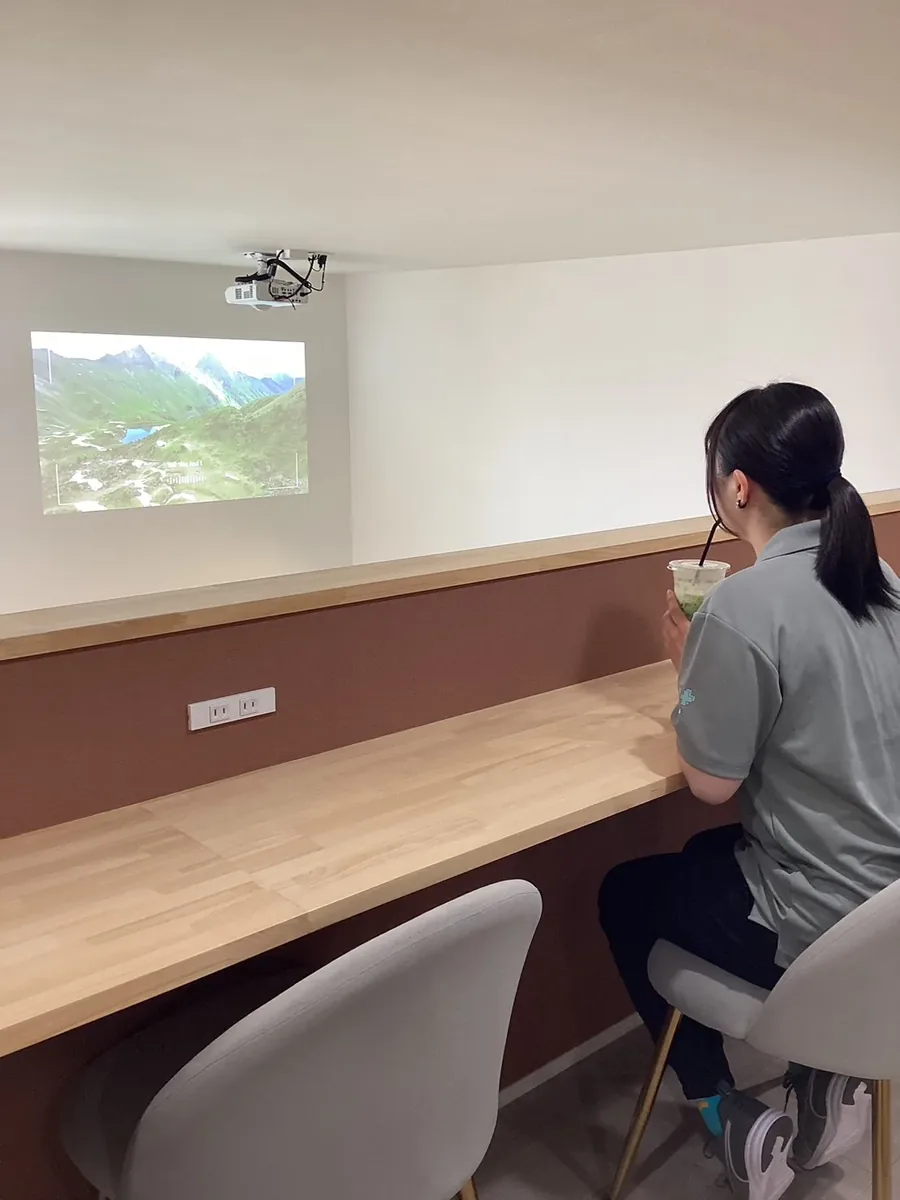 プロジェクター映像を楽しめるカフェスペース