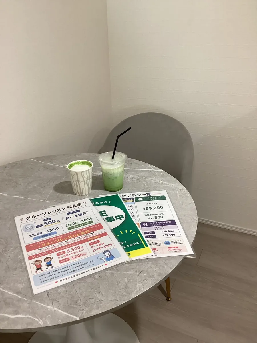 カフェスペースのテーブル席
