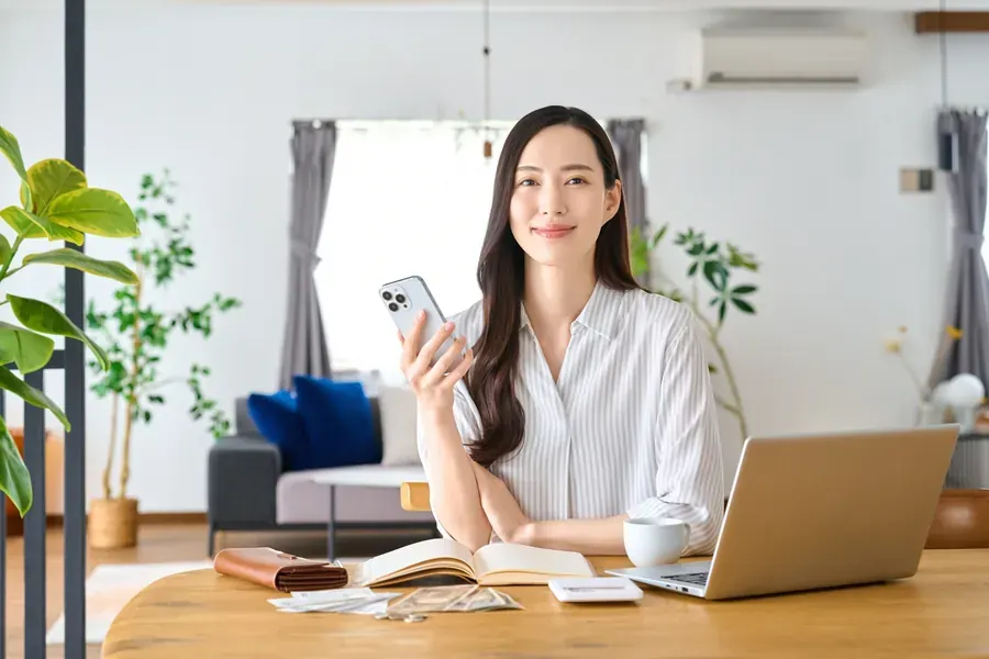 コーヒーを飲みながらくつろぐ女性