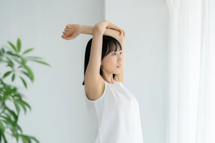 ストレッチで体を整える女性