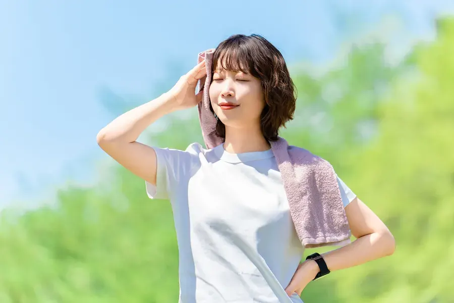 外で気持ちよく体を動かす女性