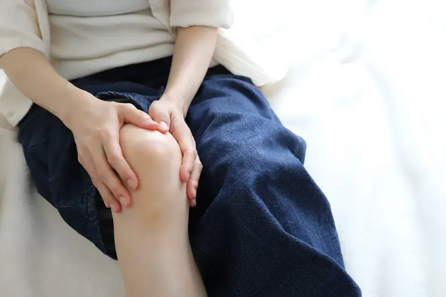 膝の痛みに悩む女性